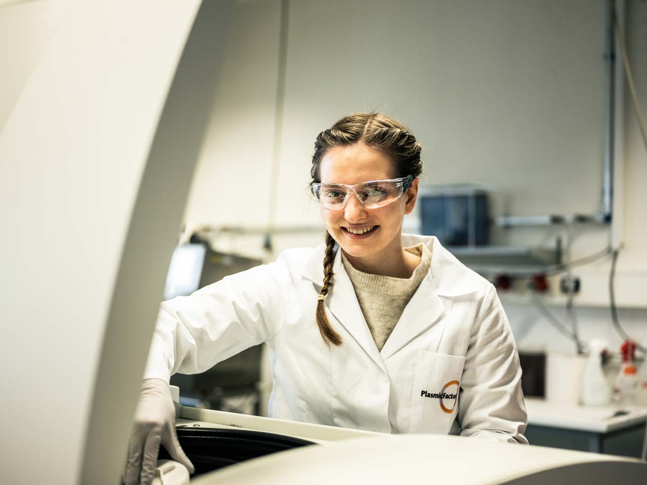 plasmid-dna-production Employe using a centrifuge