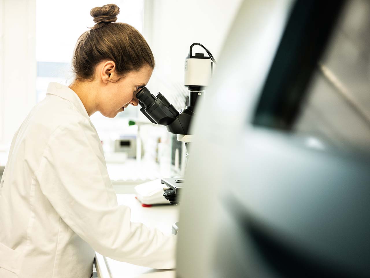 services Employe using a microscope